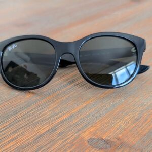 Ray-Ban Black Round Sunglasses